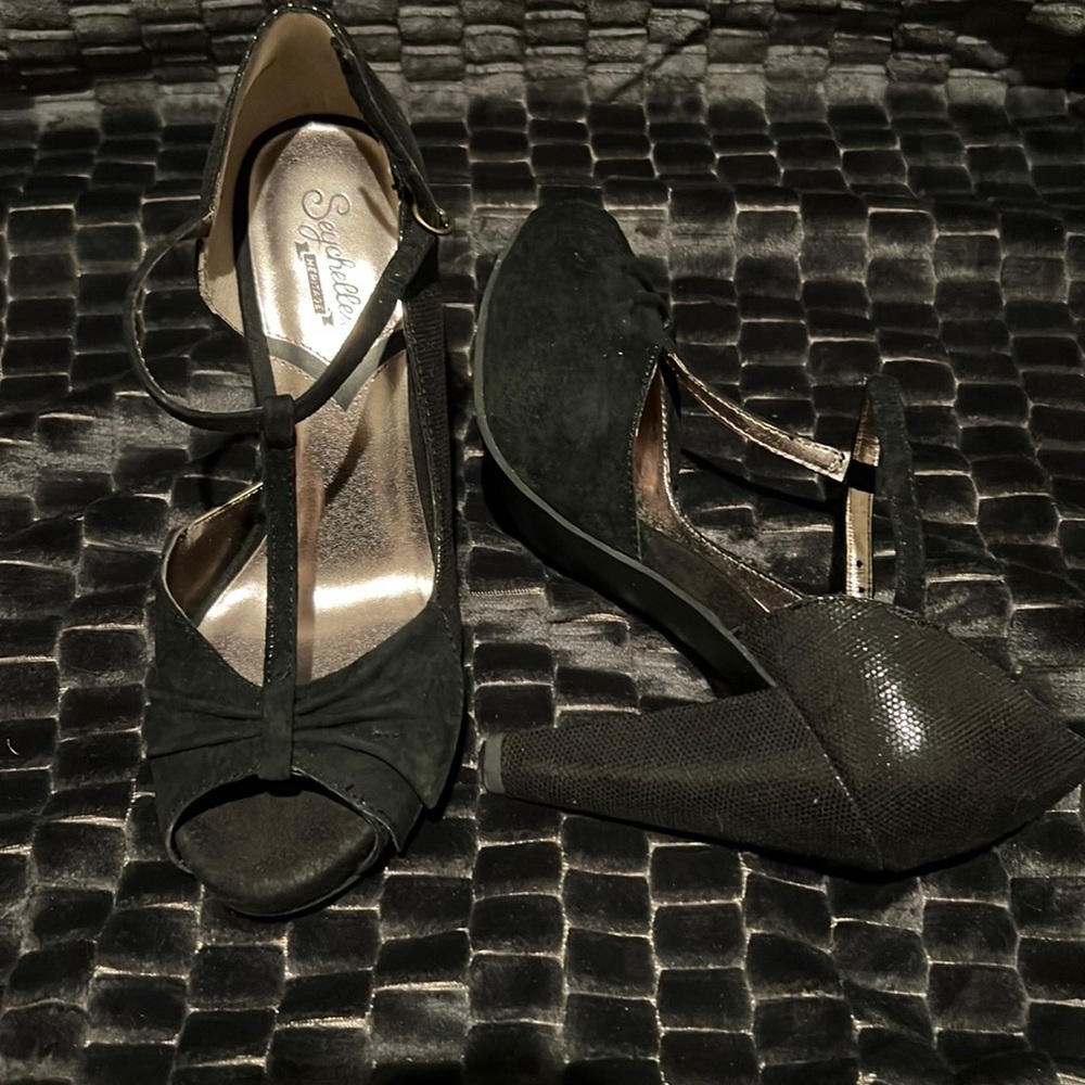 Seychelles black velvet pumps with thick heel.